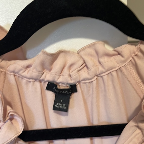 EUC Ann Taylor Ruffle Blouse - small - Picture 2 of 8